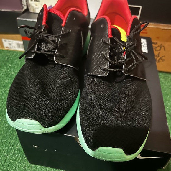 Yeezy Roshe run size 10.5 slightly worn 2 x times - Picture 2 of 4